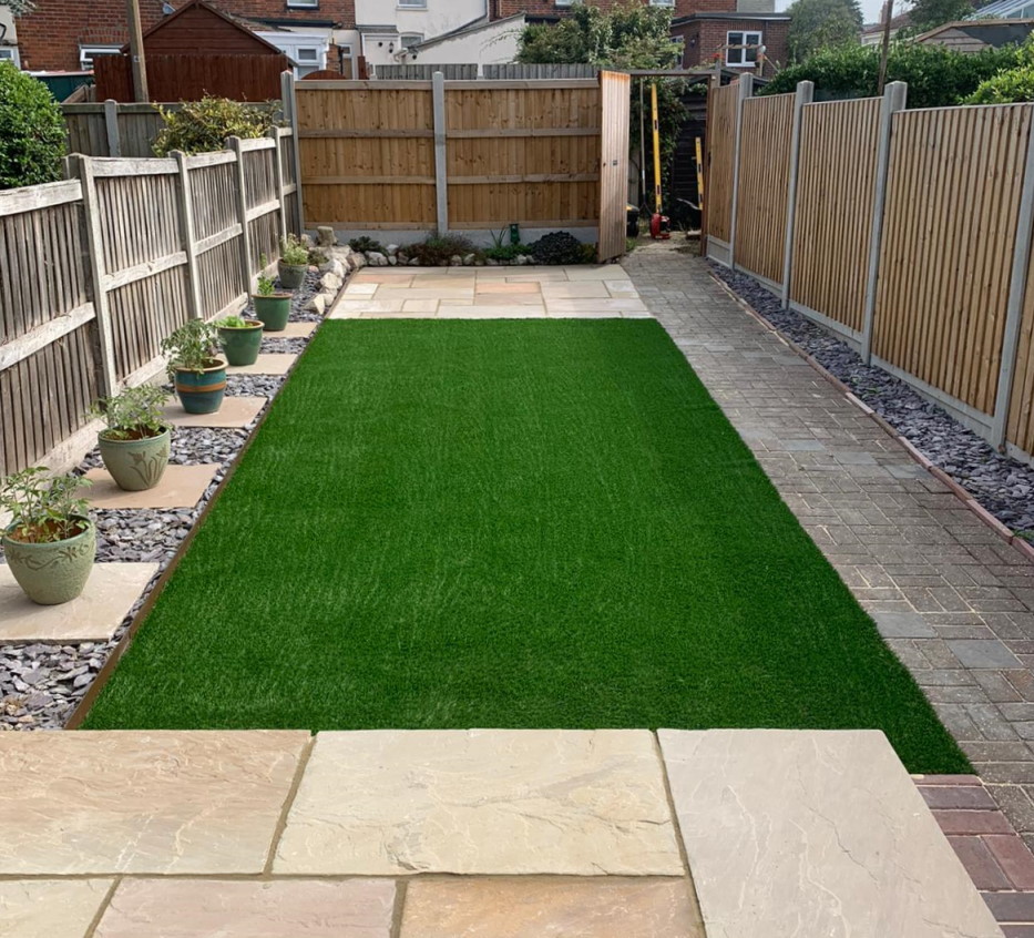 Artifical Lawn with pots down each side